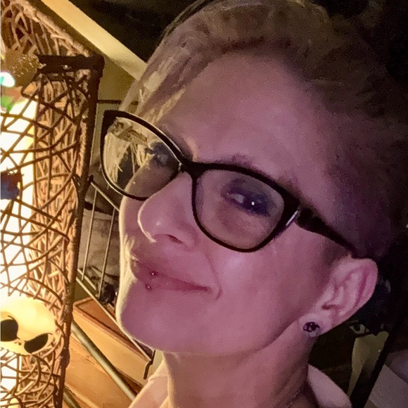 Meet your Posher, Dee - Picture 3 of 3